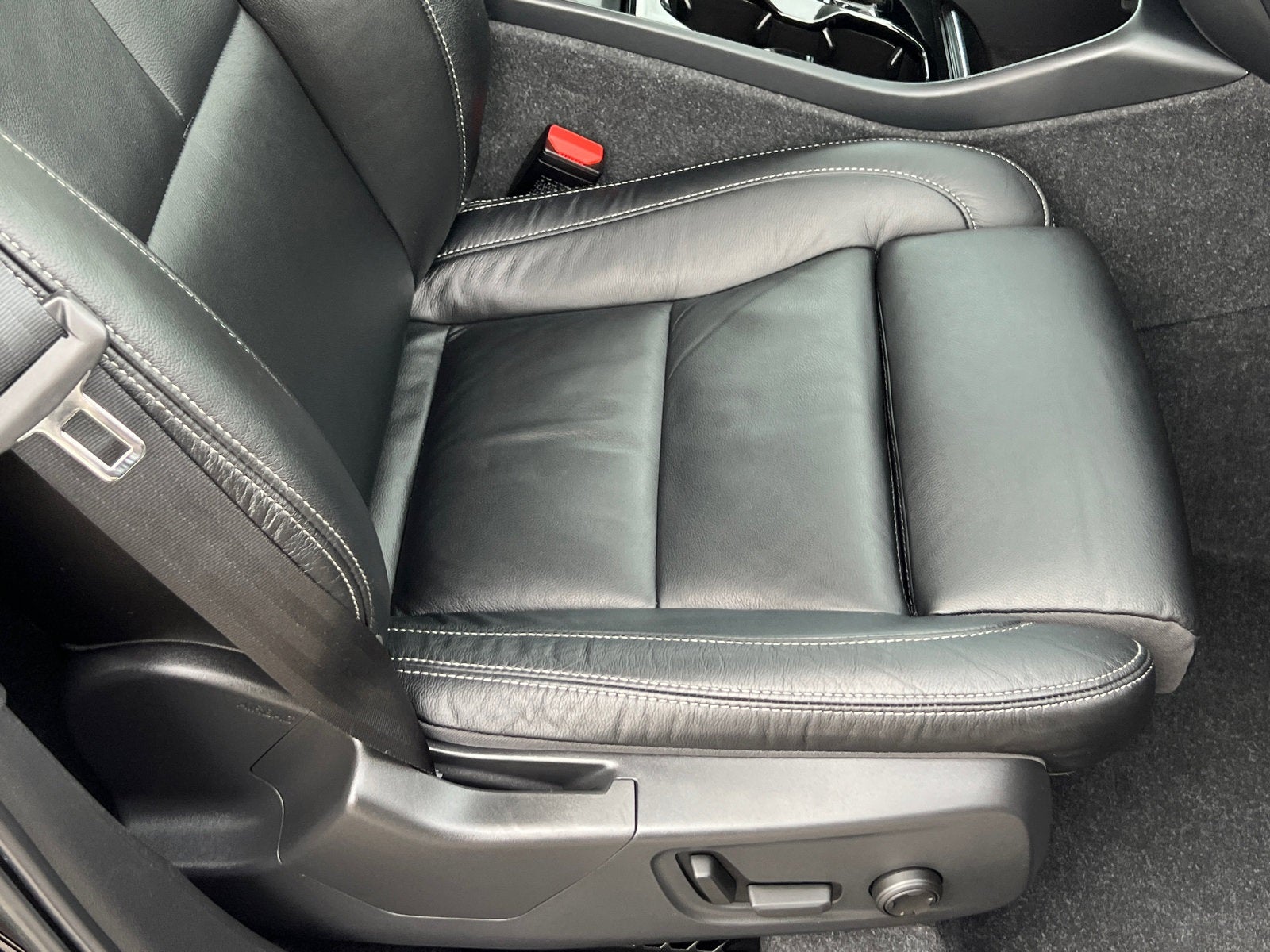 2023 Volvo XC40 B5 Plus Dark Theme