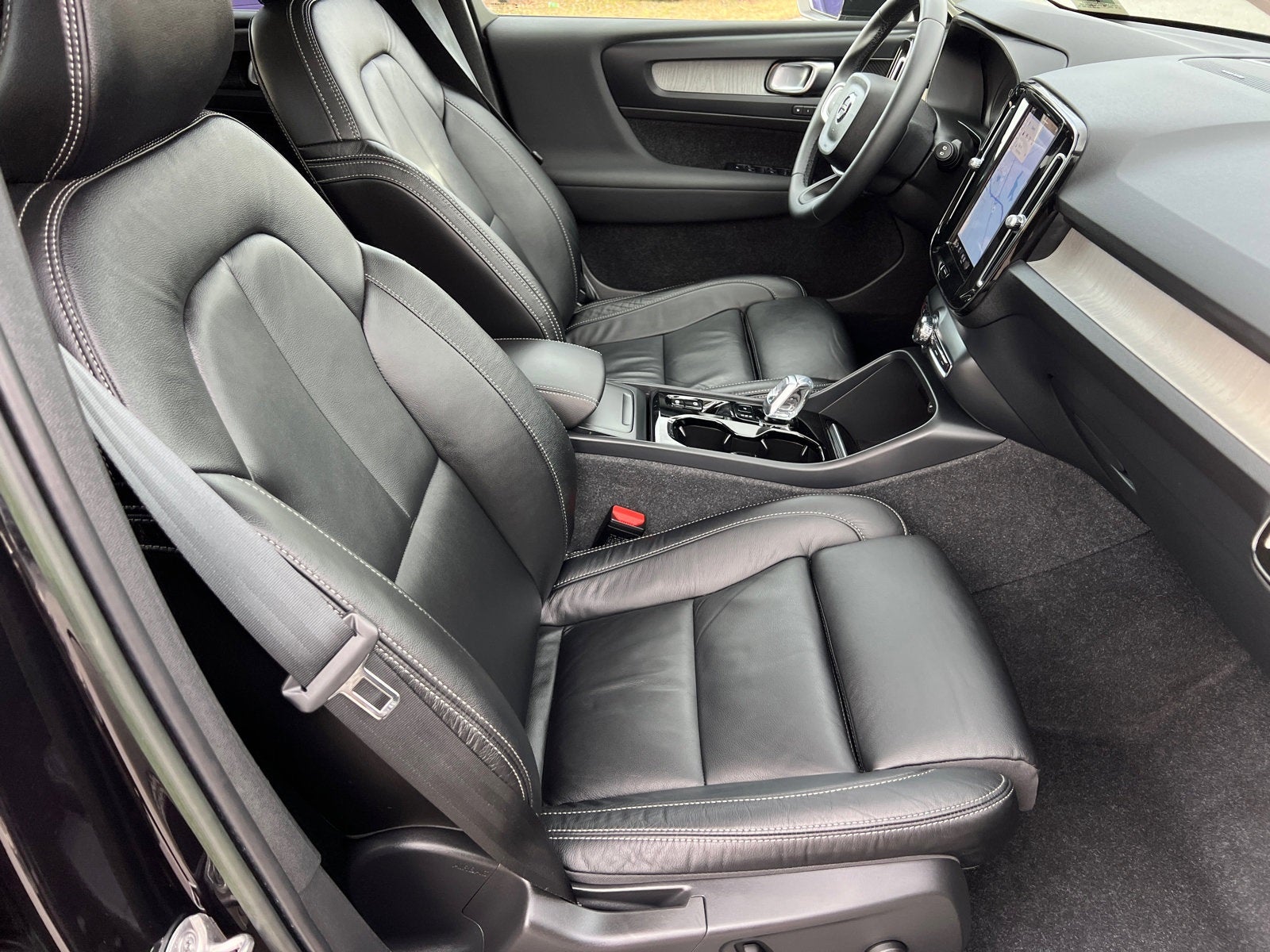 2023 Volvo XC40 B5 Plus Dark Theme