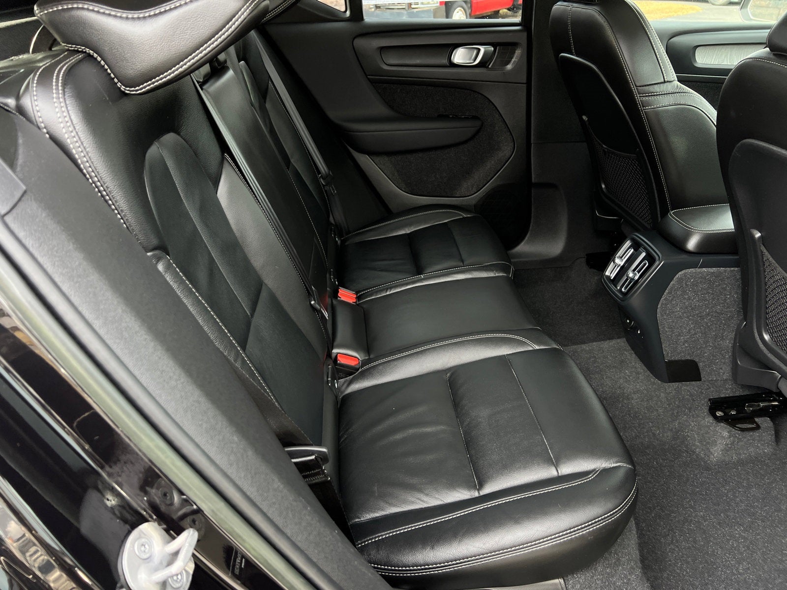 2023 Volvo XC40 B5 Plus Dark Theme