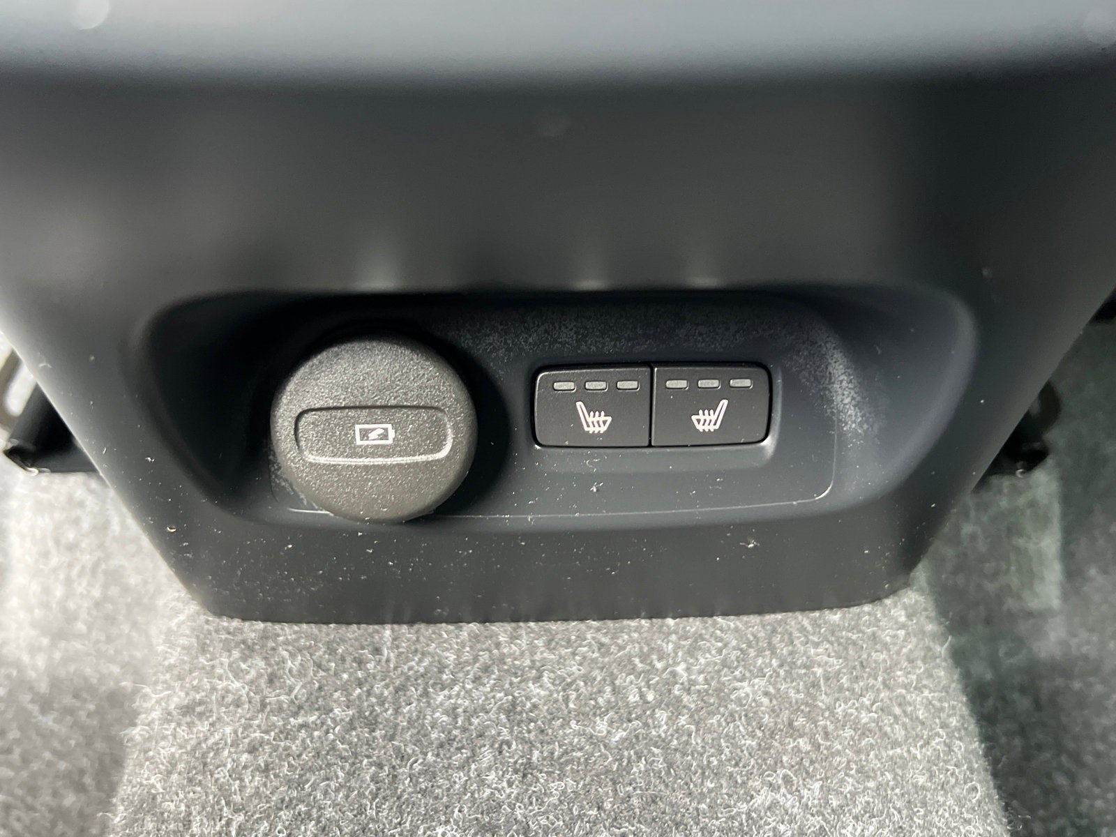 2023 Volvo XC40 B5 Plus Dark Theme