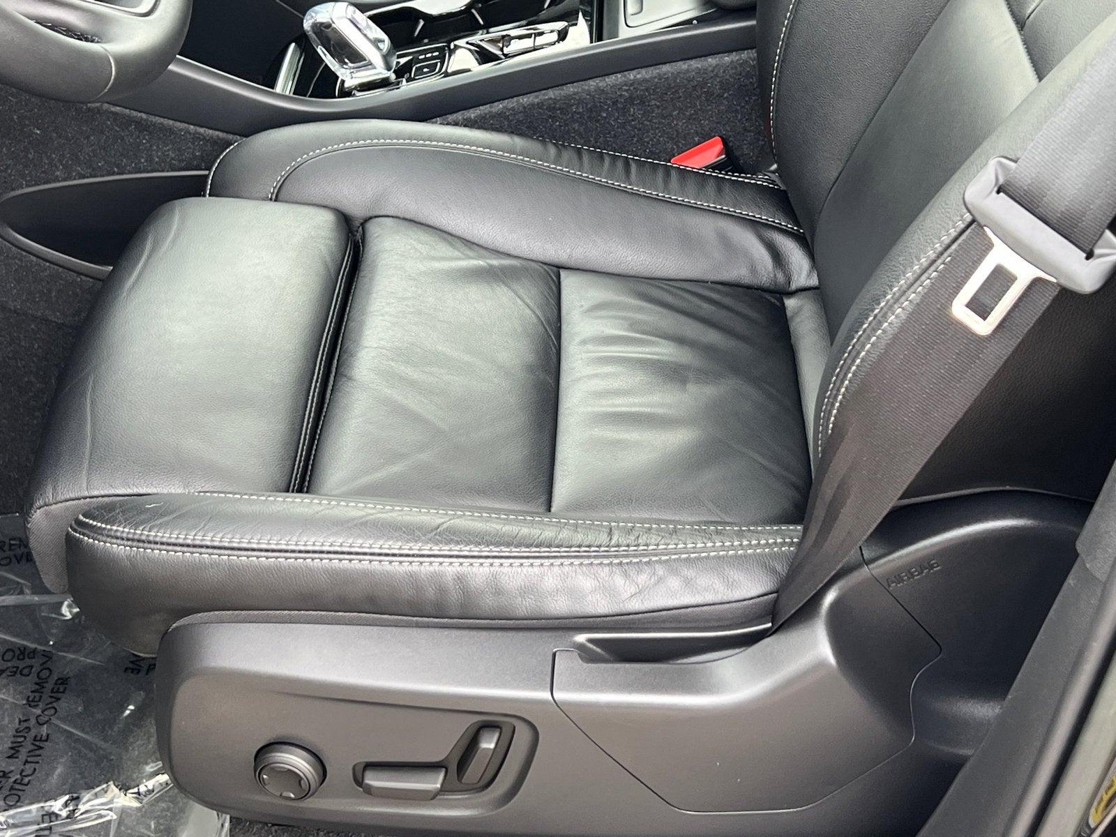 2023 Volvo XC40 B5 Plus Dark Theme