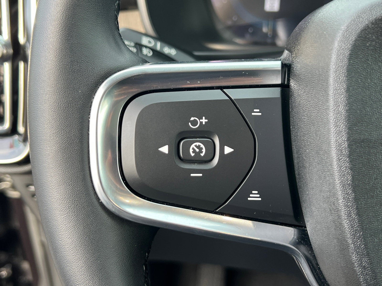 2023 Volvo XC40 B5 Plus Dark Theme