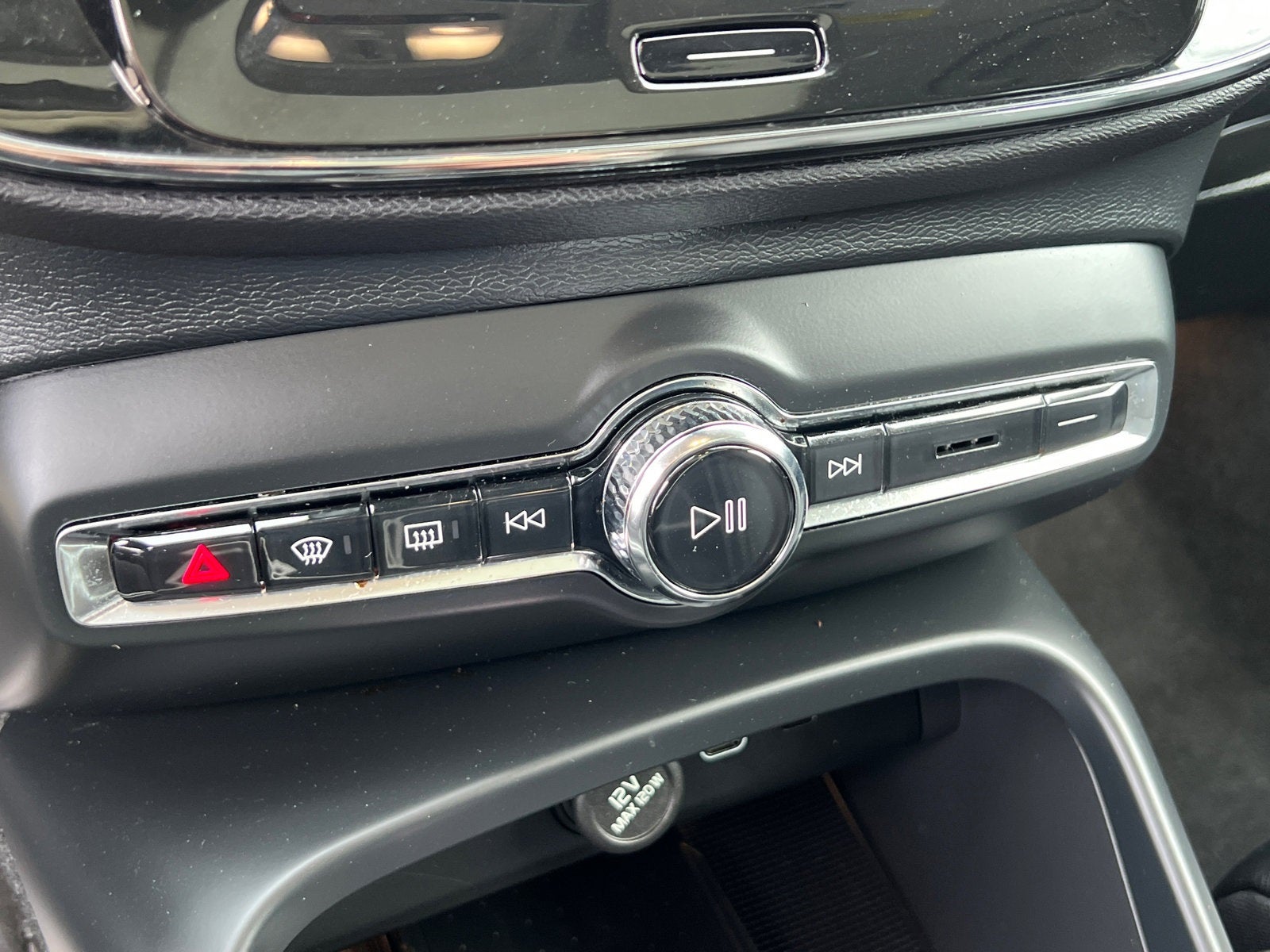 2023 Volvo XC40 B5 Plus Dark Theme