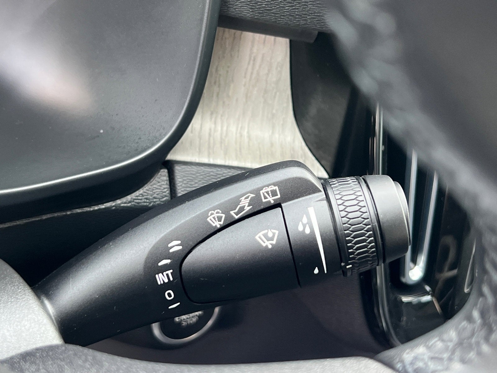 2023 Volvo XC40 B5 Plus Dark Theme