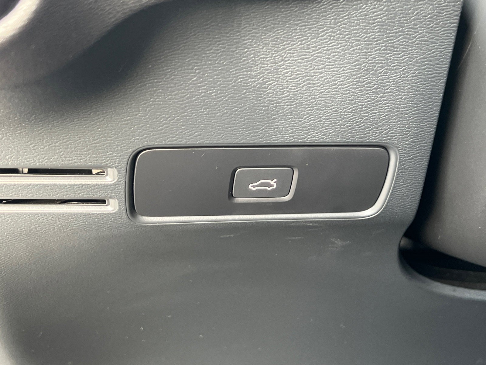 2023 Volvo XC40 B5 Plus Dark Theme