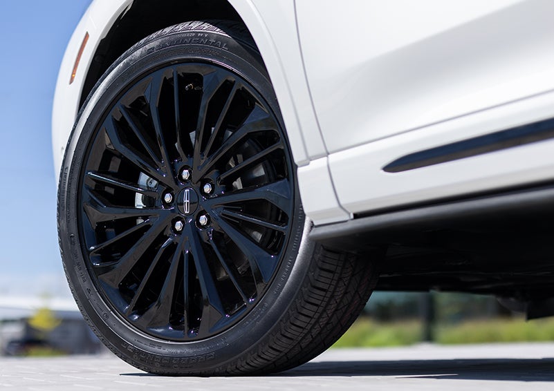 The stylish blacked-out 20-inch wheels from the available Jet Appearance Package are shown. | Sheehy Lincoln of Gaithersburg in Gaithersburg MD