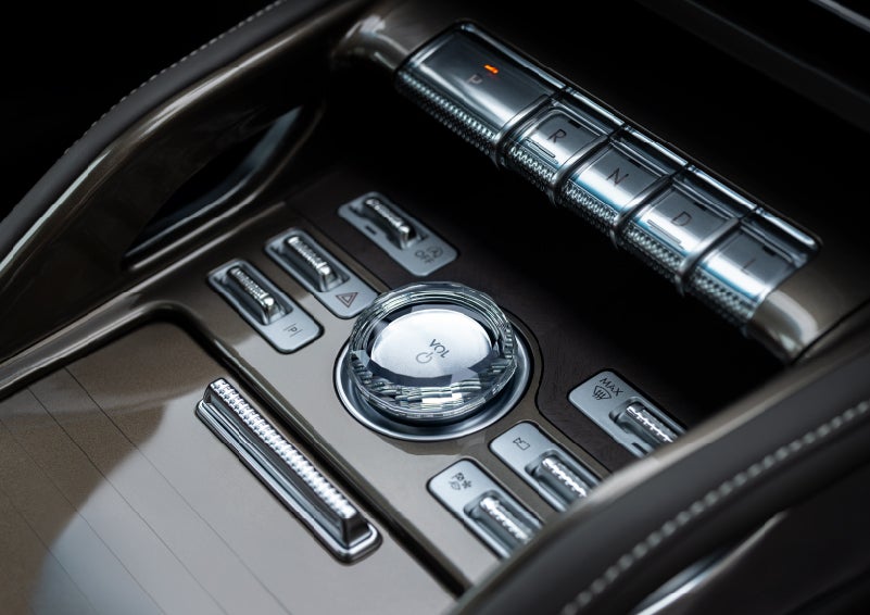 A crystal-inspired volume knob is shown in the center floor console of a 2025 Lincoln Nautilus® SUV. | Sheehy Lincoln of Gaithersburg in Gaithersburg MD