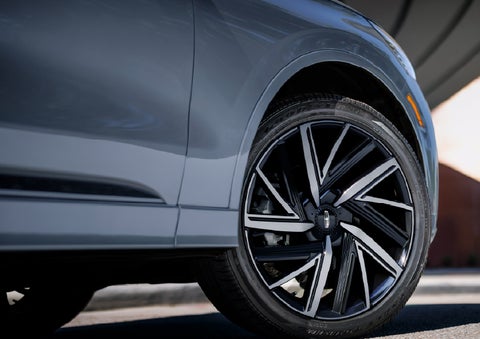 The wheel of the 2027 Lincoln Aviator® Black Label™ SUV is shown slightly angled out. | Sheehy Lincoln of Gaithersburg in Gaithersburg MD