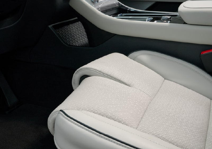 The front passenger Perfect Position seat is shown with the thigh extender adjusted.| Sheehy Lincoln of Gaithersburg in Gaithersburg MD